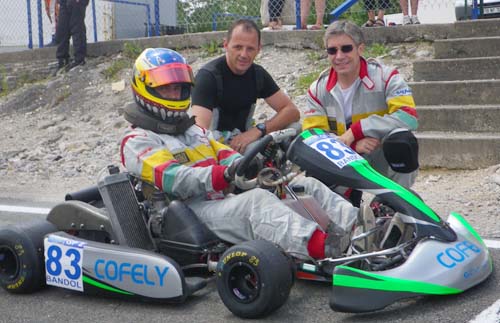 Fred entouré de Vincent au volant et de Clément