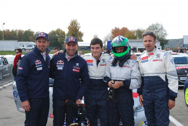 Fréderic, Joffrey et Philippe en prégrille en compagnie de Cyril DESPRES et Stéphane PETERHANSEL qui au volant de la 208 #150 finiront derrière la #183